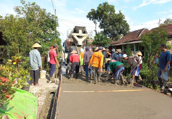 Menakjubkan Semangat Gotong Royong Warga Dalam Membangun Desa